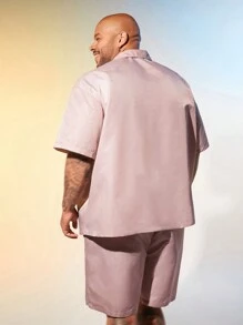 Manfinity VCAY 2件套裝男士大碼夏季休閒寬鬆短袖襯衫，具有拼色領子和短褲 - 粉色 - 查看 2