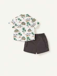 Cozy Pixies Conjunto De Camisa De Manga Corta Con Cuello Y Patrón De Dibujos Animados De Dinosaurio Y Palmera Y Pantalones Cortos Con Bolsillos Laterales Y De Carga Para Niños Pequeños.