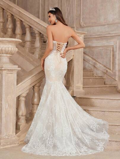 SHEIN Belle 优雅华丽的性感无肩带礼服，采用撞色蕾丝细节和经典的法式薄纱蕾丝紧身胸衣、鱼骨支撑和扇形裙摆，网纱美人鱼款式，带长拖尾，白色婚纱，新娘礼服，情人节佳选。