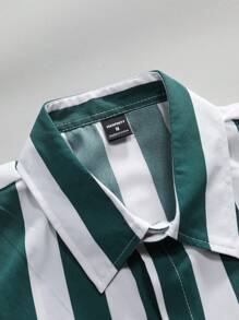 Manfinity Homme Chemise d'été à manches courtes avec rayures et design imprimé, col à revers et fermeture boutonnée à l'avant