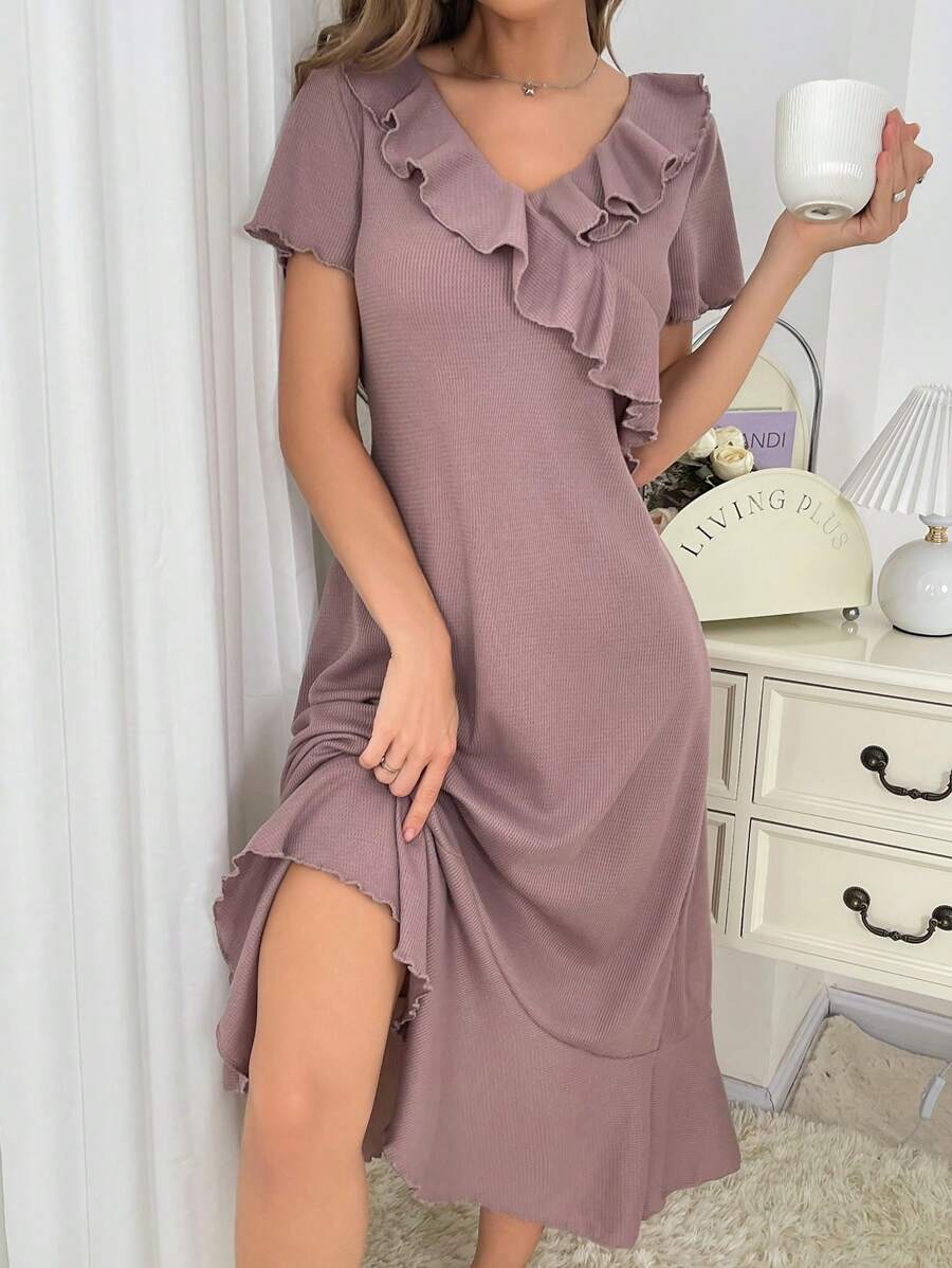 交叉 V 领、荷叶边下摆、短袖、家居睡袍、长裙