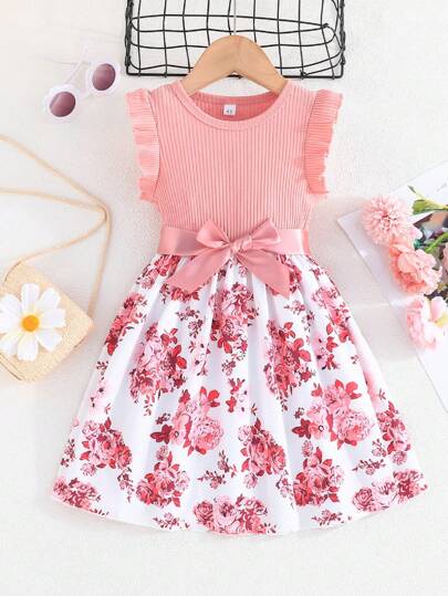 Vestido de moda para la llegada del verano para niña joven con diseño de puños y bolsillos con ribete de volantes, con estampado floral y detalles de parches a rayas