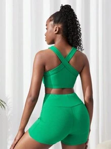 SHEIN Conjunto de yoga deportivo verde para adolescente con parte superior de cuello halter, diseño entrecruzado ajustado de cintura alta y pantalones cortos