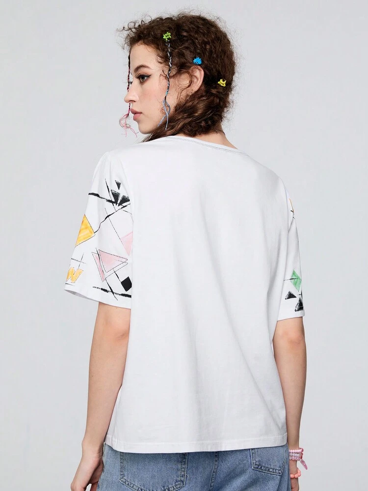 Women Fashionable Loose Fit Short Sleeve T-Shirt With Floral Print And Round Neck