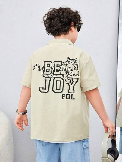 SHEIN 適合青少年男孩的加大碼休閒虎紋和字母印花短袖衬衫，帶有領子和鈕扣