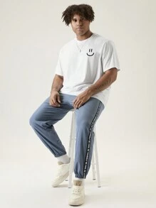 Manfinity VCAY 2Pcs Men Plus Size Summer Casual Outfit, Including Smile Face Print Round Neck Short Sleeve T-Shirt And Side Stripe Drawstring Waist Jogger Pants , Going Out , Color Block