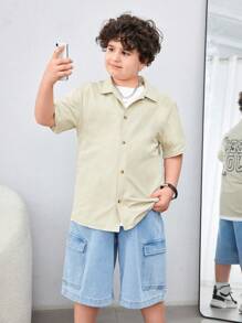 SHEIN 適合青少年男孩的加大碼休閒虎紋和字母印花短袖衬衫，帶有領子和鈕扣