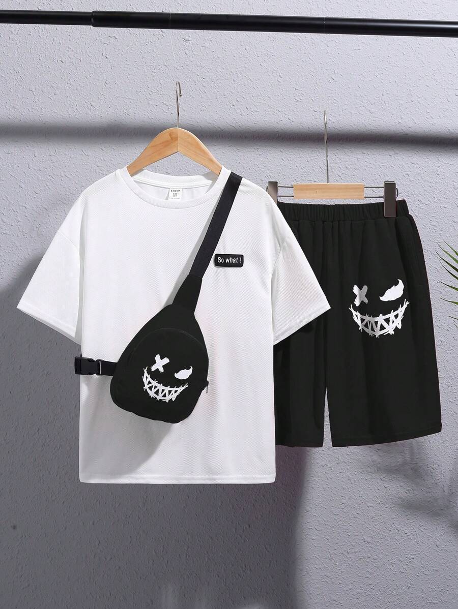 Tween Boy Áo thun ngắn tay cổ tròn phong cách đường phố giản dị có in họa tiết, quần short màu sắc sạch sẽ và túi đeo vai lưới dệt kim Bộ ba mảnh - màu đen - Xem 1