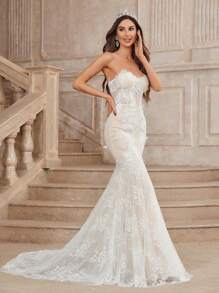 SHEIN Belle 优雅华丽的性感无肩带礼服，采用撞色蕾丝细节和经典的法式薄纱蕾丝紧身胸衣、鱼骨支撑和扇形裙摆，网纱美人鱼款式，带长拖尾，白色婚纱，新娘礼服，情人节佳选。 - 米色 - 查看 2