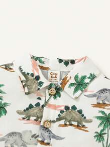 Cozy Pixies Conjunto De Camisa De Manga Corta Con Cuello Y Patrón De Dibujos Animados De Dinosaurio Y Palmera Y Pantalones Cortos Con Bolsillos Laterales Y De Carga Para Niños Pequeños.