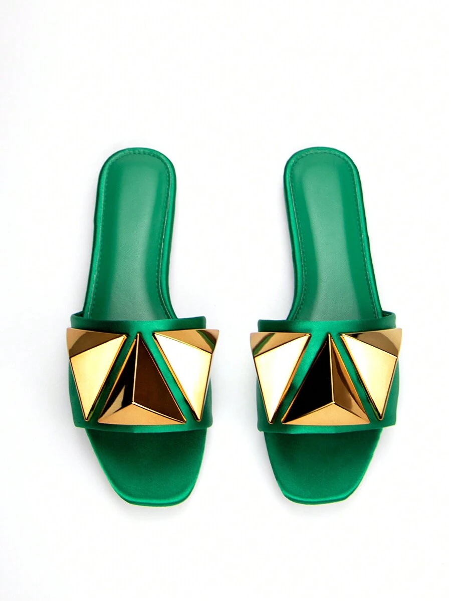 Sandalias planas elegantes de mujer con hebilla de hardware dorado, tela verde sardina y punta cuadrada, cómodas y de moda, para atuendos de primavera y verano - Verde - Ver 1