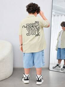 SHEIN 適合青少年男孩的加大碼休閒虎紋和字母印花短袖衬衫，帶有領子和鈕扣