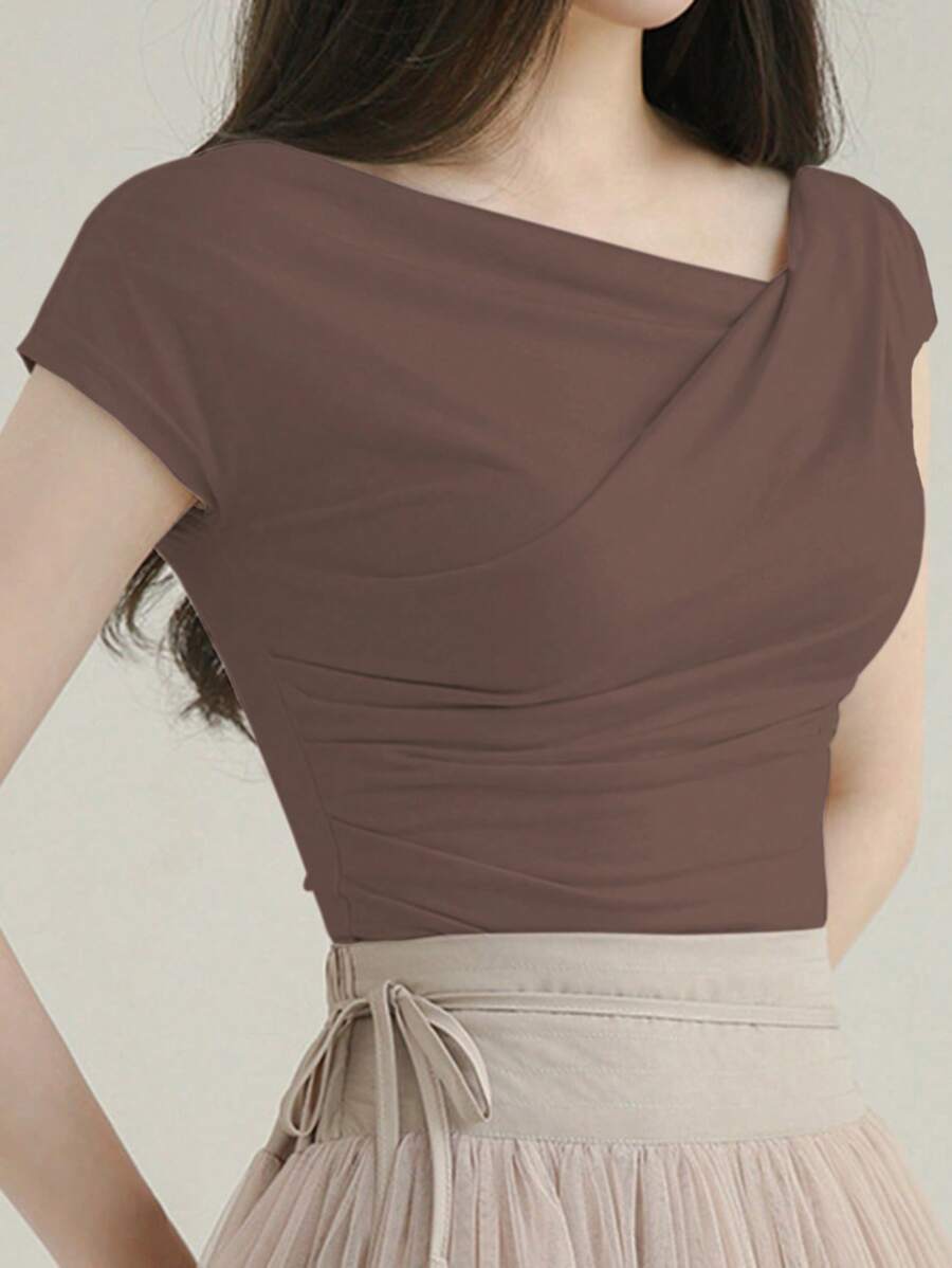 DAZY Áo thun tay ngắn xếp ly cổ tròn màu trơn không đối xứng dành cho đi chơi - Rỉ Nâu - Xem 1
