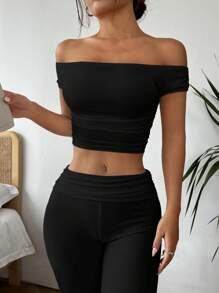 SHEIN EZwear Conjunto casual de dos piezas para mujer, con top corto de ajuste ceñido, de unicolor, con hombros descubiertos y mangas cortas arrugadas, y pantalones acampanados