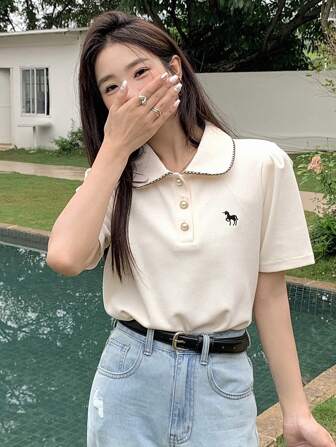 DAZY T-shirt à manches courtes d'été pour femmes, col rond avec logo de licorne brodé, look décontracté quotidien