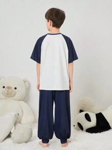 SHEIN 青少年男孩夏季运动休闲两件套字母印花短袖 T 恤和插肩袖长裤睡衣 - 彩色 - 查看 3
