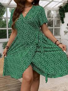 SHEIN Holidaya 加大碼女性夏季度假風格花卉印花包側交錯荷葉邊短袖連衣裙 - 綠色 - 查看 4