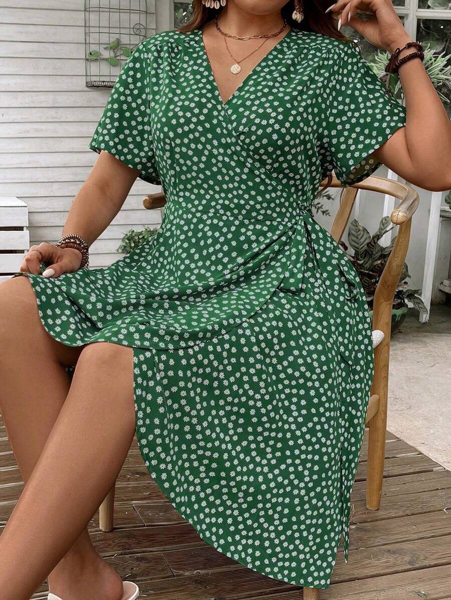 SHEIN Holidaya 加大碼女性夏季度假風格花卉印花包側交錯荷葉邊短袖連衣裙 - 綠色 - 查看 1