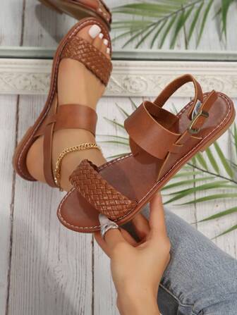 2024年夏季新潮流咖啡棕色編織皮革帶扣扁平涼鞋，女款