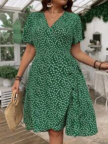 SHEIN Holidaya 加大碼女性夏季度假風格花卉印花包側交錯荷葉邊短袖連衣裙 - 綠色 - 查看 5