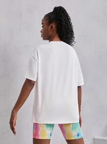 SHEIN Maglietta oversize per ragazza in tinta unita bianca e rosa con effetto tie-dye, abbinata a pantaloncini da ciclista per un look casual e sportivo da strada