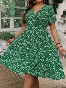 SHEIN Holidaya 加大碼女性夏季度假風格花卉印花包側交錯荷葉邊短袖連衣裙 - 綠色 - 查看 7