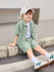 Young Boy 2pcs/Set Casual Cute Street Style Workwear Grey-Green Short Sleeve Shirt With Pockets And Shorts, Suitable For School, Travel, Spring And Summer Seasons.