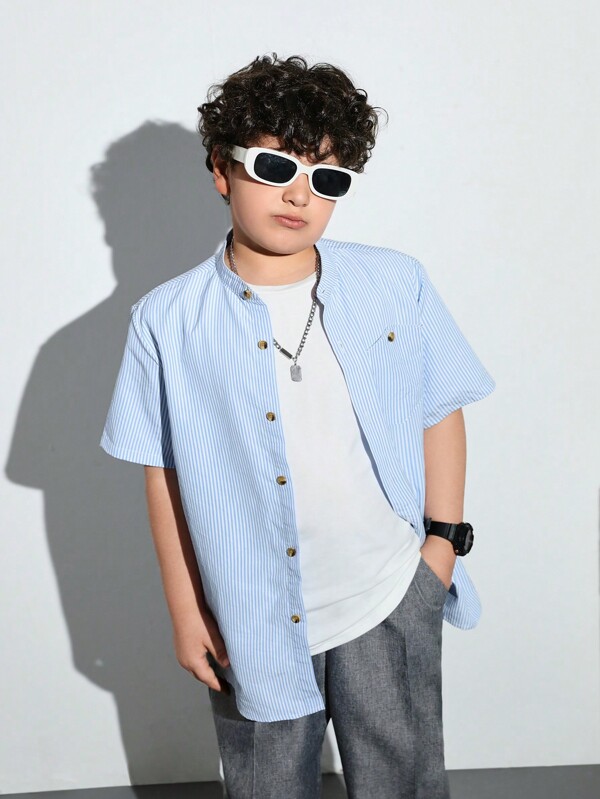 SHEIN Camisa de manga corta con cuello alto a rayas para niños preadolescentes de talla extendida