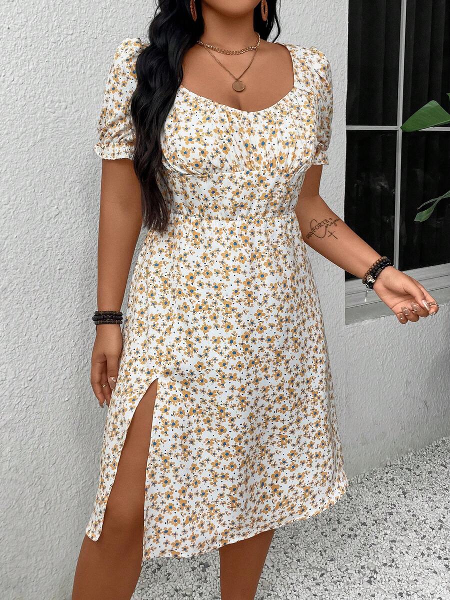 SHEIN Clasi Plus Size Nữ Kỳ Nghỉ Hè Phong Cách In Hoa Người Yêu Cổ Ngắn Tay Bong Bóng Dài Thanh Lịch Đầm Có Khe Bên Hông - Màu be - Xem 1