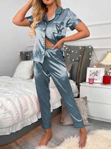 Conjunto de dos piezas de pijama con top de manga corta con bordado de corazón de seda simulada y pantalón largo, ideal para vacaciones