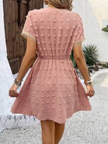 SHEIN VCAY 女士夏季鬆身短袖連衣裙，蕾絲拼接，腰部束帶和流蘇細節 - 粉色 - 查看 2