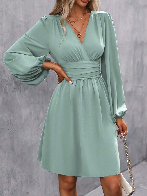 SHEIN Clasi Einfarbiges, Überlappendes Kleid Mit V-ausschnitt, Laternenärmeln Und Taillenfalten Für Damen, Elegantes Kleid Für Frühling Und Sommer
