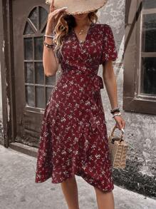 Breezaya Robe longue de vacances décontractée à fleurs Ditsy, ceinturée par un nœud papillon, bordeaux, pour tenues de plage pour femmes