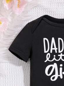 Macacão para o verão de mangas curtas de cor sólida para bebês meninas, com gráfico impresso e slogam - Preto - Visão 6