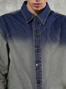 Manfinity Denimwave Outfit da uomo stile Y2K anni '90, camicia di jeans oversize a blocchi di colore, lavaggio intenso, vestibilità rilassata, design unico, perfetto per uno stile casual accattivante, per uomini alla ricerca di comodità e di uno stile casual distintivo.