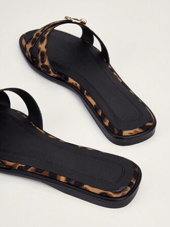 大码棕色方头交叉带一脚蹬平底凉鞋，休闲通勤日常穿着