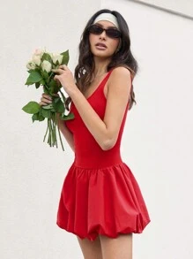 SHEIN X ELOISA & ORSON COSMINA Vestido mini de color rojo solido, sin mangas, con cintura ajustable con cordón, diseño de botón y vuelo