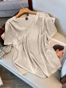 SHEIN Clasi Plus Size Women Solid Color V-Neck Short Sleeve Loose Shirt For Summer