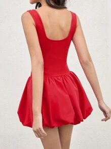 SHEIN X ELOISA & ORSON COSMINA Vestido mini de color rojo solido, sin mangas, con cintura ajustable con cordón, diseño de botón y vuelo