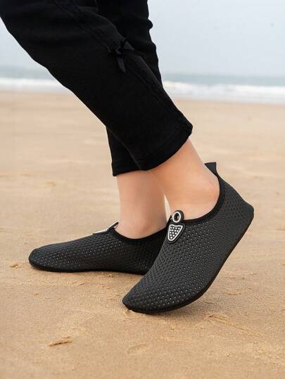 男孩子柔軟、舒適、透氣的快干水鞋，適用於室內外，卡通印花時尚鞋款