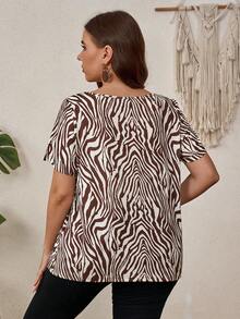 EMERY ROSE 大尺碼女士夏季斑馬印花短袖休閒T恤，鑽石領口設計 - 棕色 - 查看 2