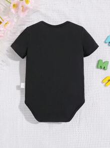 Macacão para o verão de mangas curtas de cor sólida para bebês meninas, com gráfico impresso e slogam - Preto - Visão 2