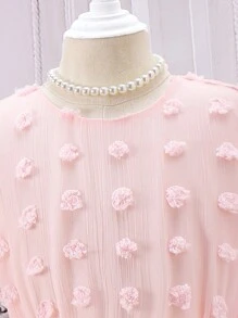 SHEIN فستان صيفي موزّع بنمط النقط السويسرية بتباين جذاب و أنثوي مع حاشية من الأهداب للفتيات الصغيرات.