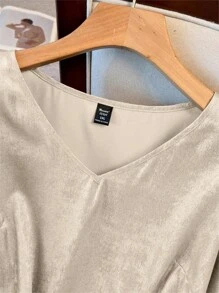 SHEIN Clasi Plus Size Women Solid Color V-Neck Short Sleeve Loose Shirt For Summer