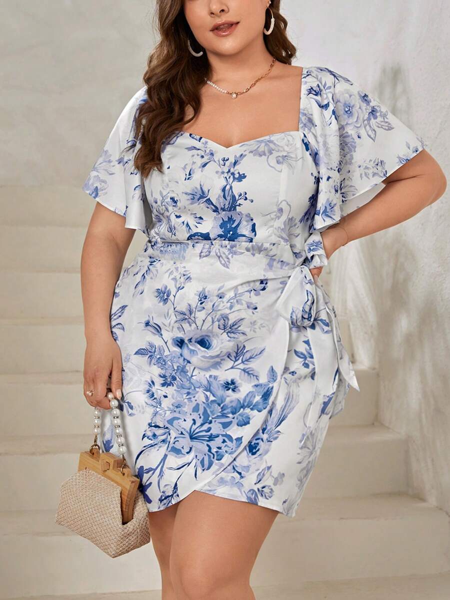 SHEIN Privé 夏季時尚浪漫藍白色花卉印花大碼女裝連身裙，帶有朦朧感和側邊綁帶，適合約會、購物和旅行 - 藍白色 - 查看 1