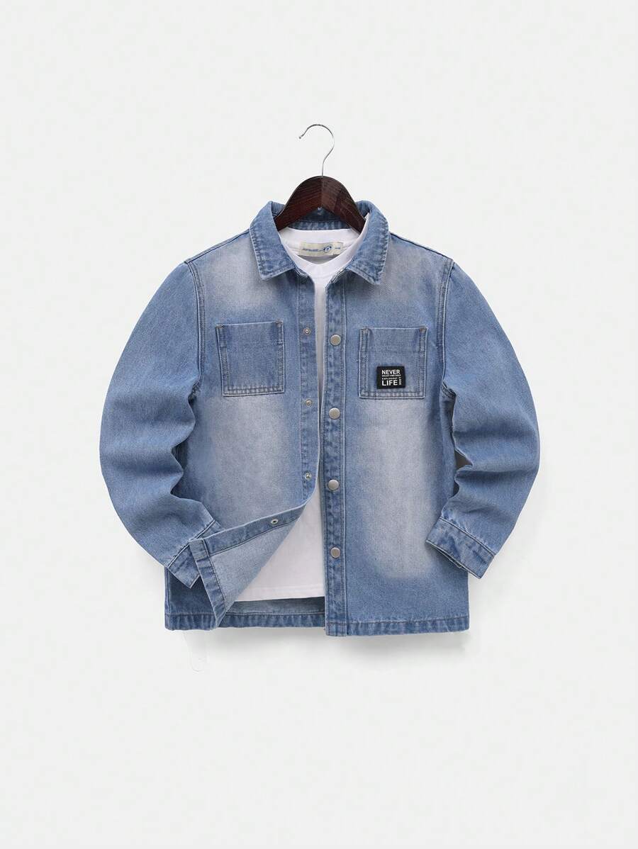 Chemise en jean décontractée pour garçon d'âge intermédiaire pour l'école et le quotidien, couleur bleu moyen lavé, détail d'étiquette tissée et poche plate. - Jean clair - Voir 1