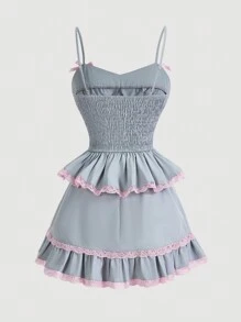 SHEIN MOD 夏季款式套裝，包括有彈性腰圍A字型喇叭褶裙和細肩帶上衣，帶有蕾絲花朵補丁和胸前褶紋擺。