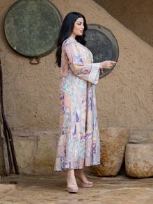 فستان كاجوال عربي للنساء بغطاء الرقبة المحزوز وأكمام الخفاش المزينة بالشراريب ، محتشم