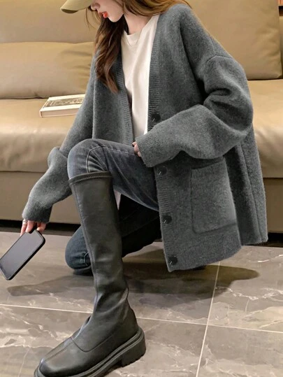 纯色落肩超大开衫，女士周末深秋休闲口袋落肩 V 领宽松灰色纯色女士开衫，休闲日常穿着，长袖上衣