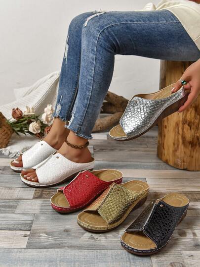 女士软皮拖鞋夏季新款跨境透气镂空大码拖鞋，时尚厚底软底坡跟凉鞋，旅行必备